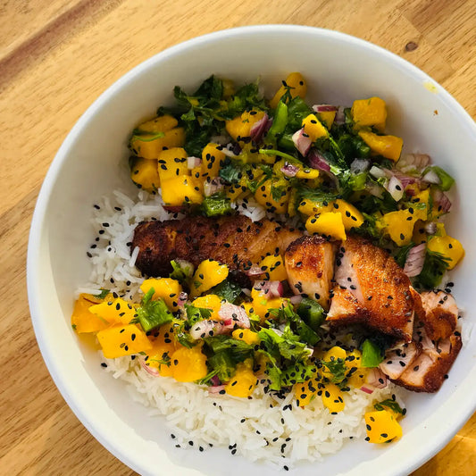 سالمن دودی با سس انبه و آووکادو؛ یک غذای سبک، خوشمزه و سالم برای تابستان 🌞🐟