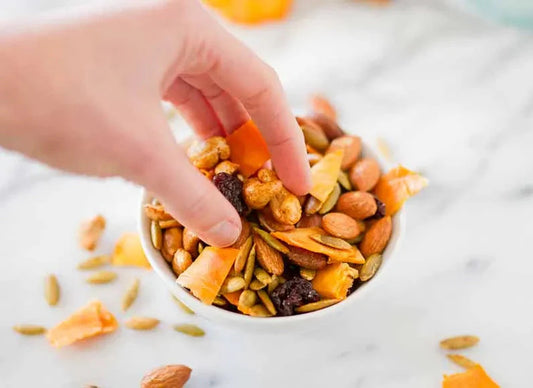 ۱۲ راهکار تضمینی برای جلوگیری از ریزهخواری و کنترل اشتها (همراه ویدیو)