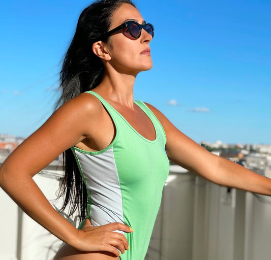زن فعال در لباس ورزشی سبز زیر آفتاب تابستان، نماد ورزش و انرژی در فصل گرما